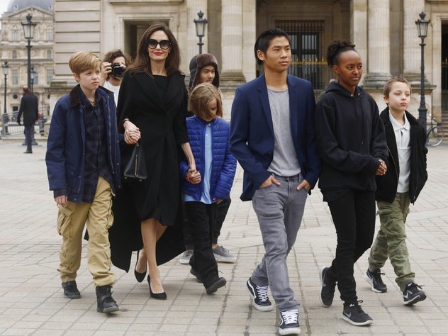Анджелина Джоли и Бред Питт решили прекратить споры ради детей