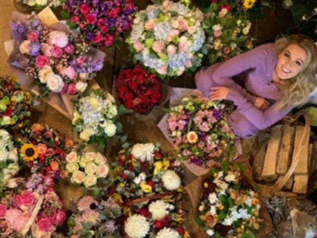 Кожевникова похвасталась десятками букетов цветов