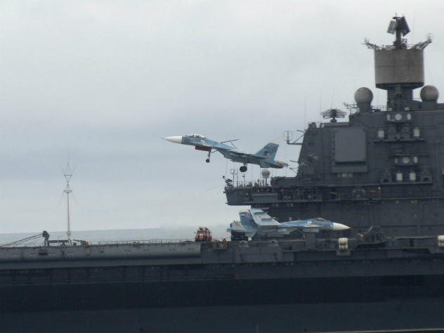 Появились фото «Адмирала Кузнецова» после столкновения с краном
