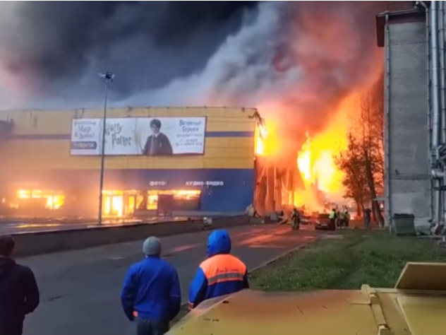 Крупный пожар в питерском гипермаркете «Лента»