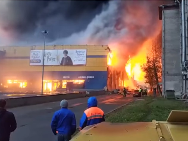 Огонь и клубы дыма поднимаются вверх на много метров Крупный пожар в питерском гипермаркете «Лента»