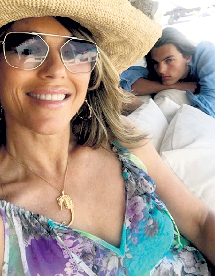 В слабости к гламуру сын пошел в мать