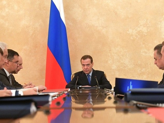 Медведев утвердил список украинцев, попавших под санкции
