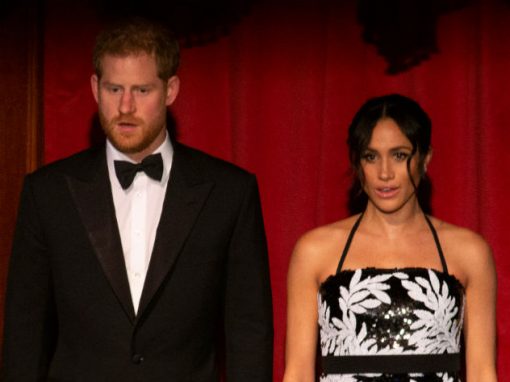 Многие эксперты отмечают, что забеременев герцогиня Сассекская стала очень грамотно подчеркивать свое положение с помощью макияжа. Все чаще коже Меган излучает свечение, она будто лучится счастьем.