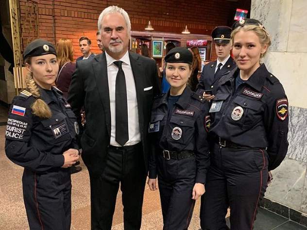 Валерий Меладзе выложил фото с тремя девушками-полицейскими