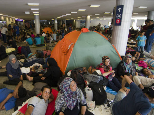 МВД Австрии предупредило об угрозе прорыва в ЕС десятков тысяч вооруженных мигрантов