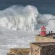 Серфера в Португалии накрыло 20-метровой волной