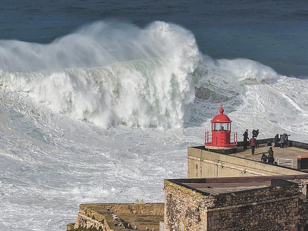 Серфера в Португалии накрыло 20-метровой волной