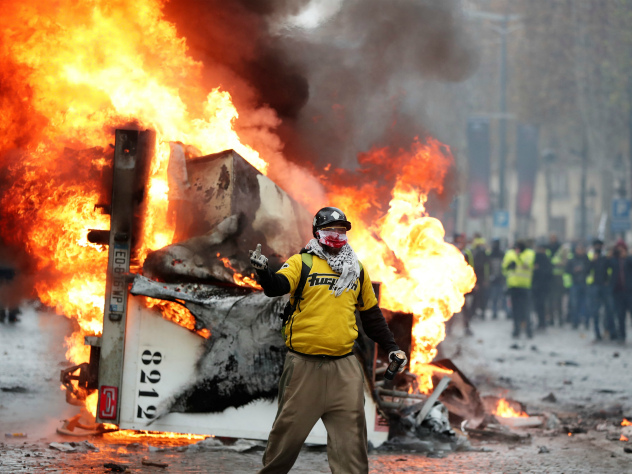 Полиция Парижа ответила протестующим слезоточивым газом