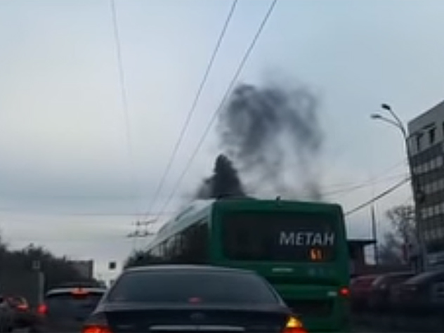 В Екатеринбурге тушат пожар на оборонном заводе