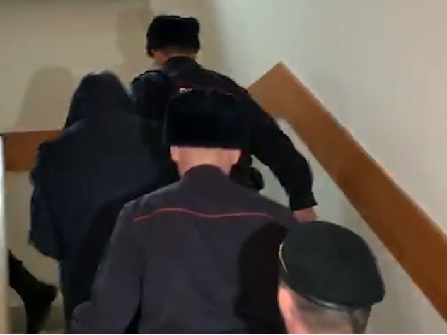 Подозреваемый в изнасиловании дознавательницы попросил в СИЗО костюм за 100 тысяч рублей