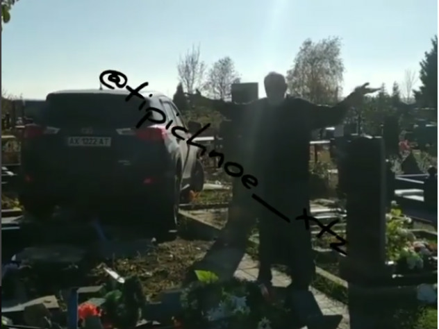 Украинский священник проехал по могилам на внедорожнике