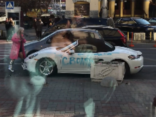 Блондинка зарубила Порше