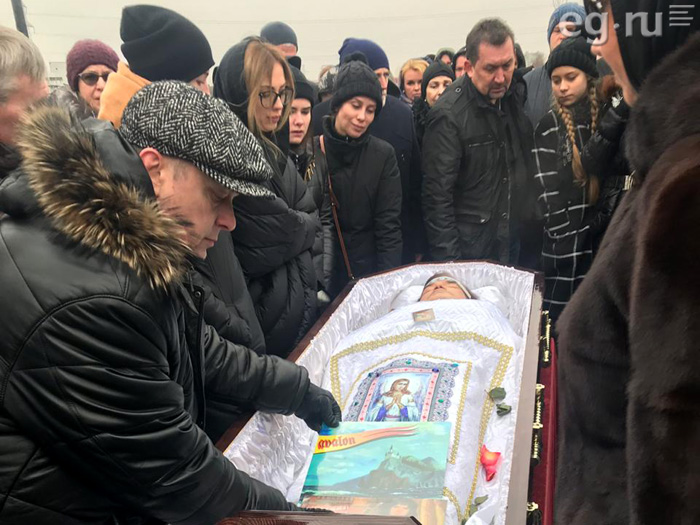 Андрей РАЗИН (в кепке) у гроба Евгения ОСИНА