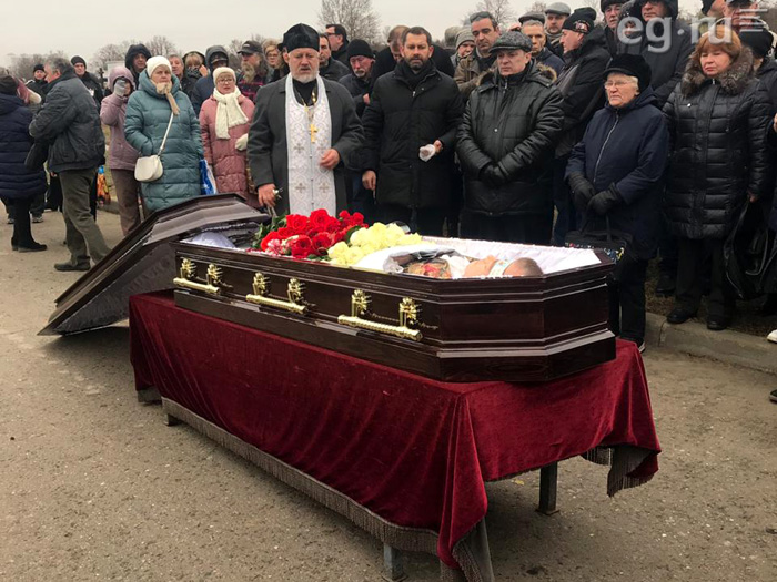 Андрей РАЗИН (в кепке) у гроба Евгения ОСИНА