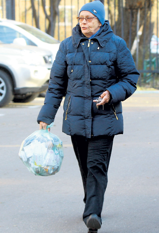 Наталья Петровна не часто выходит из дома, если только в магазин или вынести мусор