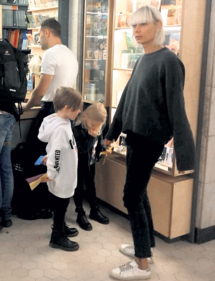 Екатерина и Дмитрий часто ходят на выставки. Обязательно с детьми - пятилетними Платоном и Ладой