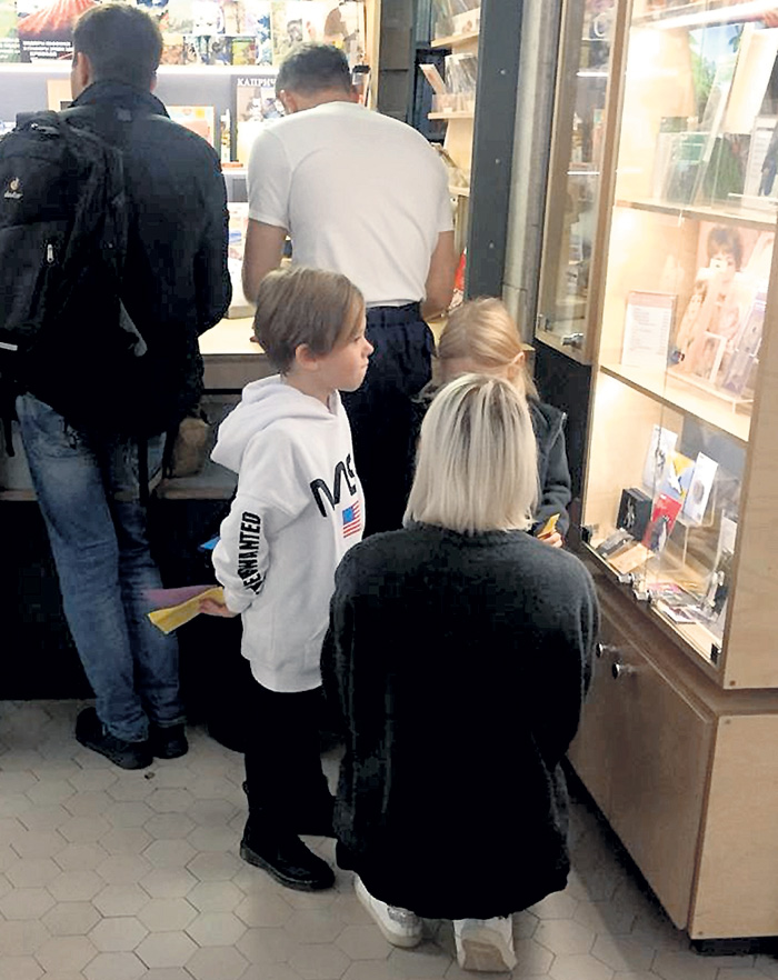 Екатерина и Дмитрий часто ходят на выставки. Обязательно с детьми - пятилетними Платоном и Ладой