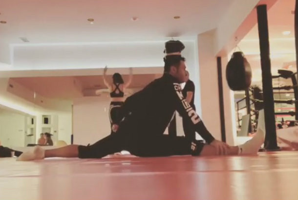 Стас Костюшкин сел на шпагат - инстаграм**