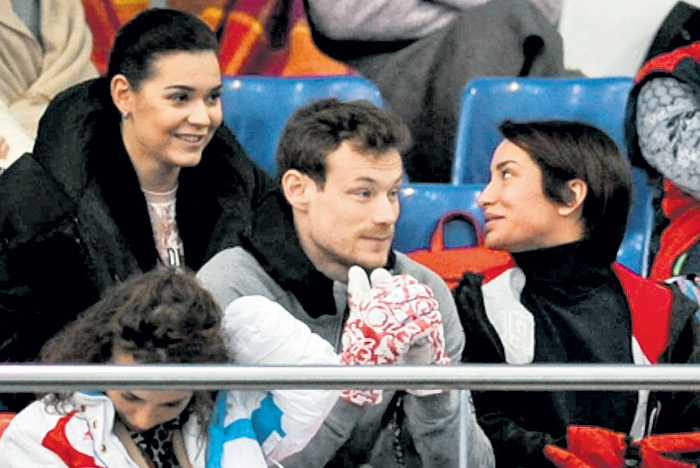 На контрольных прокатах в Москве Андрей и Ксения были в роли зрителей. За заднем плане - олимпийская чемпионка Сочи Аделина Сотникова