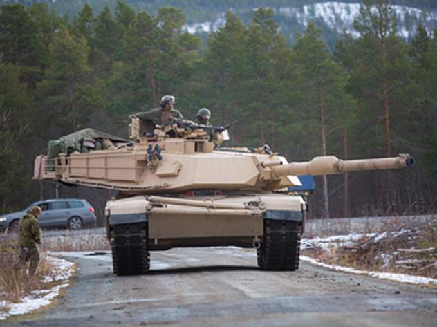 Танк столкнулся с автомобилем на учениях НАТО