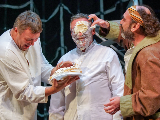 «Тортом в лицо»: Ефремова поздравили с днем рождения прямо во время спектакля