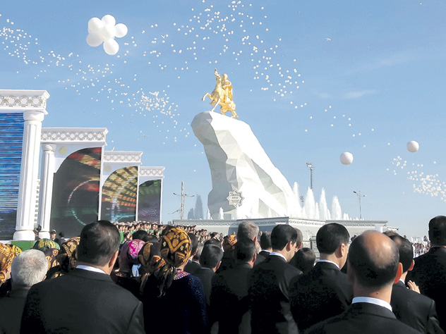 В 2015 году открыли конный монумент «Аркадаг» - прижизненный памятник президенту