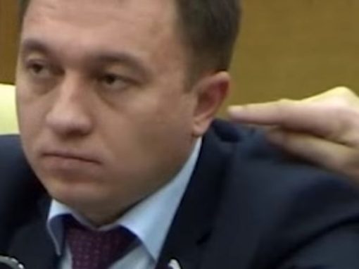 В Госдуме прокомментировали случай с пальцем в ухе у депутата