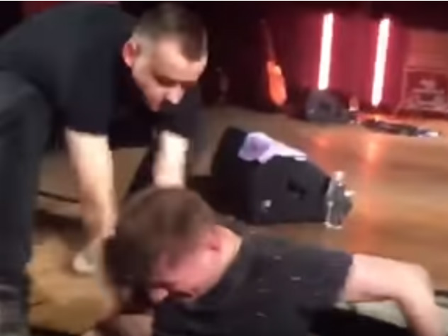 На Украине скачущий музыкант провалился в яму во время концерта