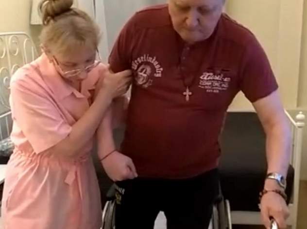 Отец Волочковой встал с инвалидного кресла