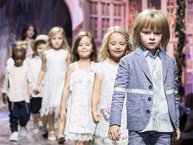 Саша Плющенко открывал показ новой коллекции Yudashkin Kids. Источник: Instagram** / @yudashkin_kids