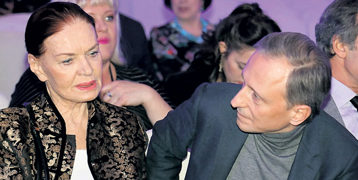 Людмила Алексеевна делала вид, что ей наскучило внимание спутника