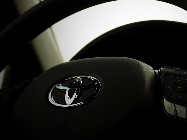 «Тойота» подарила девушке машину