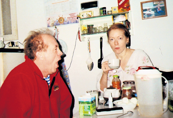 Семейный портрет в интерьерах кухни. Андрей Панин с женой Наталией Рогожкиной. Она до сих пор играет в МХТ