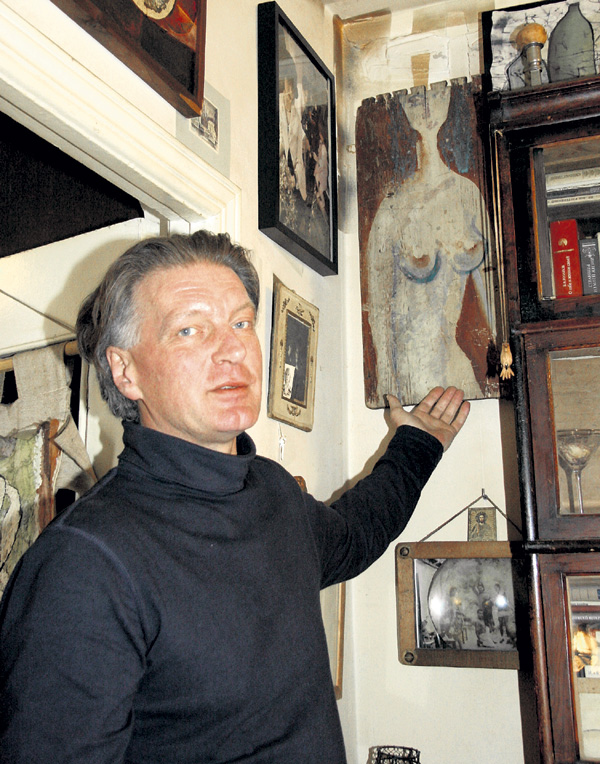 Сергей Колесников предпочитает женщин с аккуратными формами, поэтому и украсил стены своего дома такими полотнами