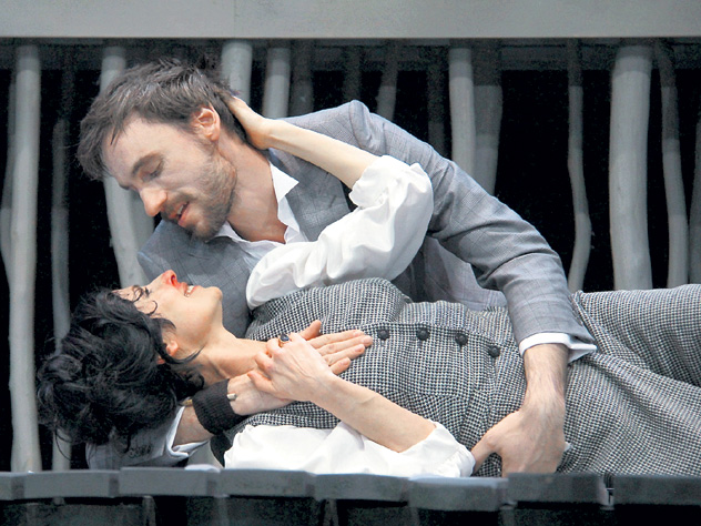 Ирина Апексимова сейчас возглавляет Театр на Таганке. И играет любовь с Василием Уриевским в спектакле «Чайка»