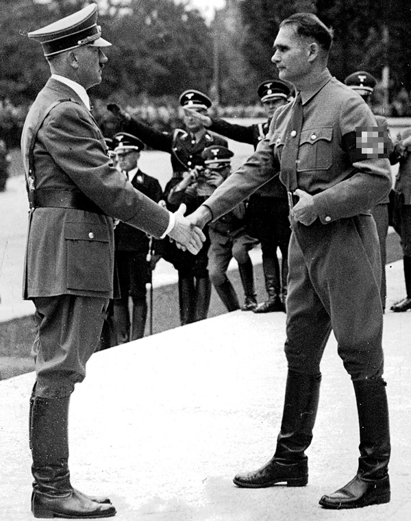 Герман Гесс (справа) был правой рукой Гитлера, но бежал в Великобританию по совету Сергея Вронского