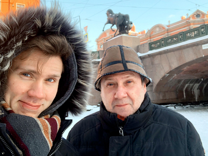 С сыном Сашей. Аничков мост. Фото: *instagram.com