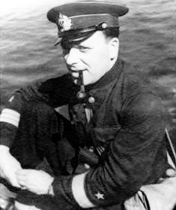 В годы Великой Отечественной войны Лазарь Лагин служил на флоте, участвовал в обороне Севастополя, ходил в морских конвоях