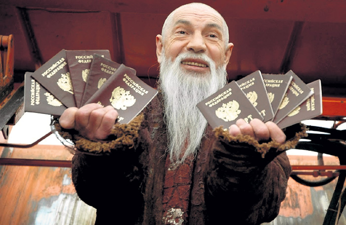 В 2000 году вышла книга Сергея Кладо «Медный кувшин старика Хоттабыча» - своеобразный ремейк и «Медного кувшина» Томаса Энсти, и лагинского «Старика Хоттабыча». По ней режиссёр Пётр Точилин снял фильм «Хоттабыч» - о приключениях московского хакера. Главную роль сыграл великолепный «Шариков» - Владимир Толоконников