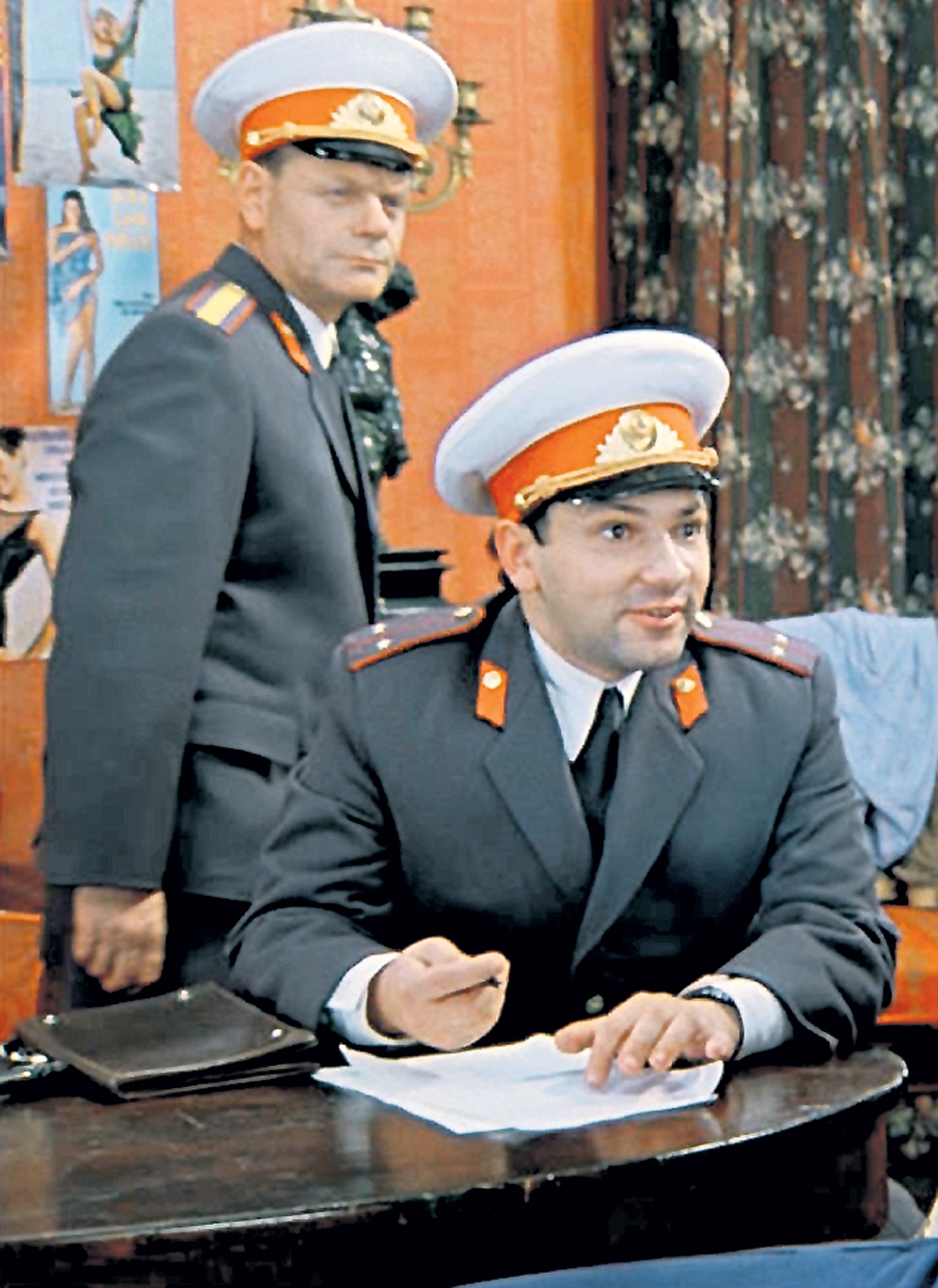 Уральский (слева) и Подшивалов (на переднем плане) достоверно сыграли милиционеров