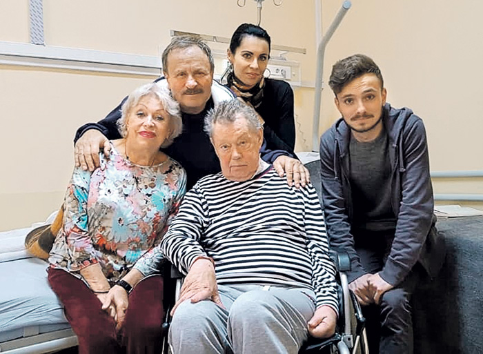 Незадолго до смерти друга композитор навещал его в больнице вместе с сыном Георгием и его женой Ольгой (7 октября 2018 года)