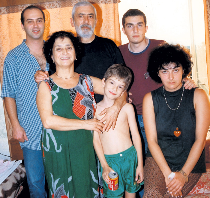 На этом фото только часть дружной семьи Вахтанга Константиновича: супруга, сын, дочь и двое внуков