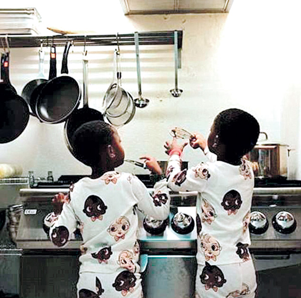 Пятилетние близнецы певицы - Эстер и Стелла - с энтузиазмом учатся готовить