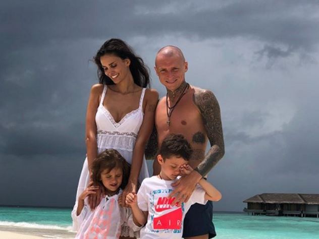 Алана Мамаева с супругом и детьми