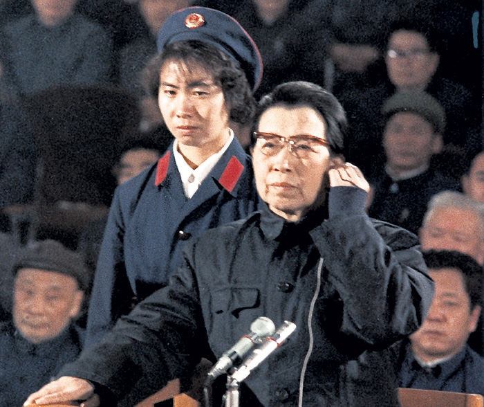 Цзян Цин на суде