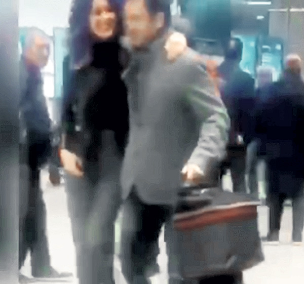 Влюбленную пару застукали в аэропорту, и их отношения сразу всплыли наружу