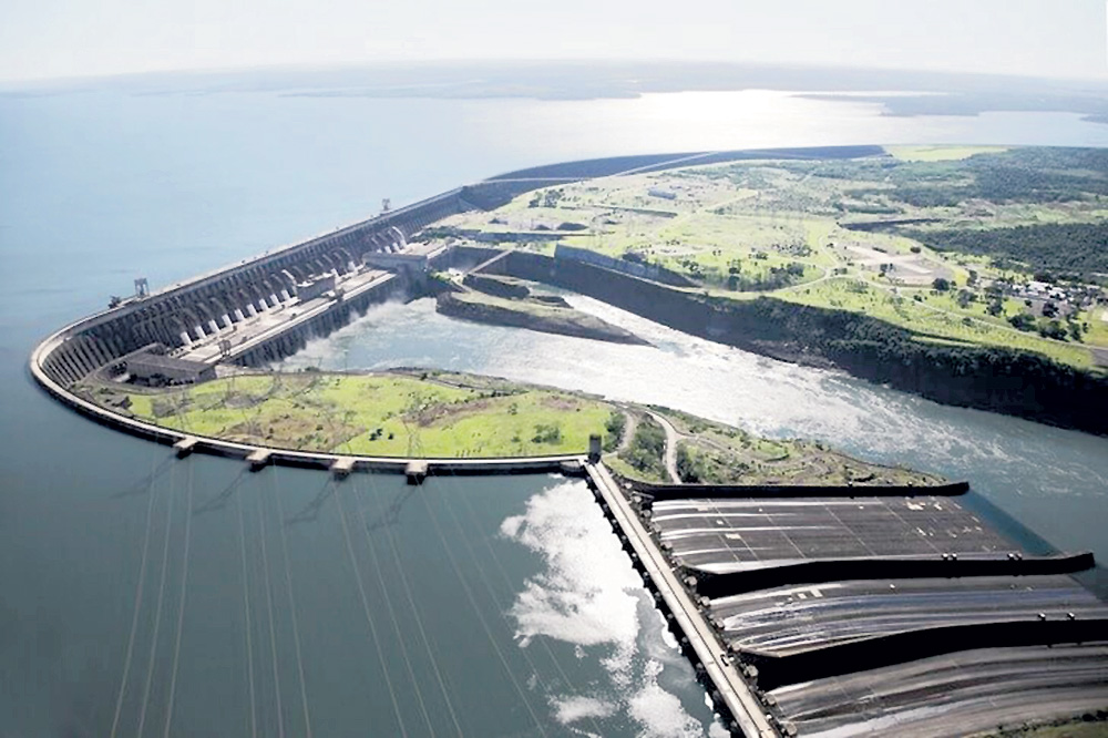 На реке Парана размещена электростанция, занимающая второе в мире место по выработке энергии. Ее длина - 7235 м, ширина - 400 м, высота - 196 м. По мощности она уступает только китайской ГЭС «Три ущелья»