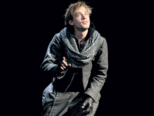 В таком образе он играет Гамлета на сцене Театра им. Ермоловой