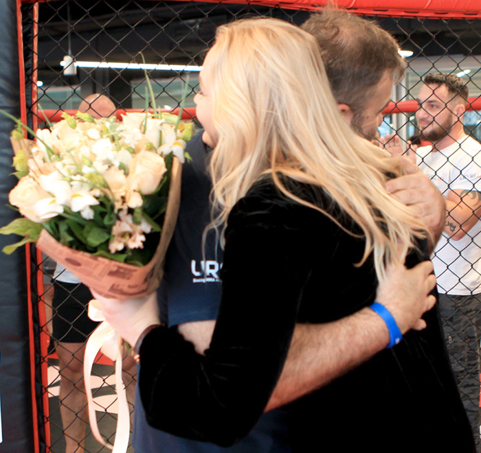 После нежных объятий актёра спортсменка растаяла